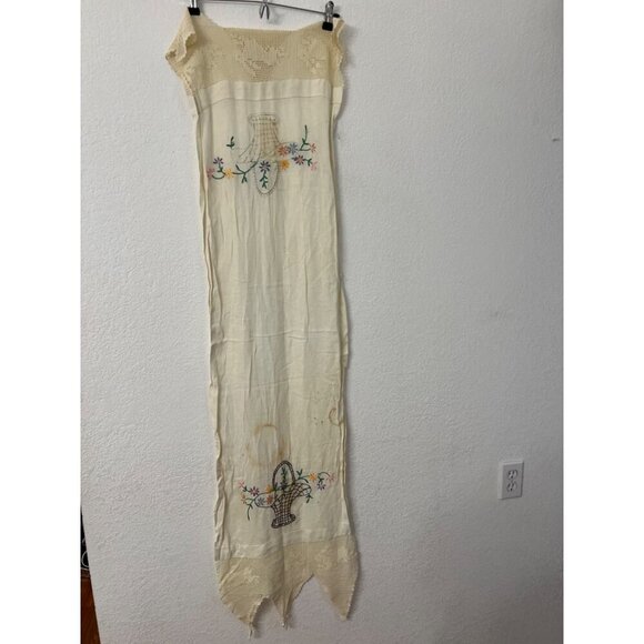 Crochet basket lace edged embroidered table runner - Picture 3 of 10